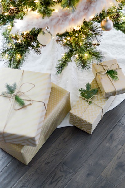 圣诞树下的四个礼品盒